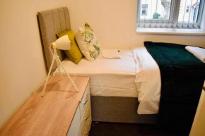 84 Beeston House by Mia Living 3 bedrooms and free parking